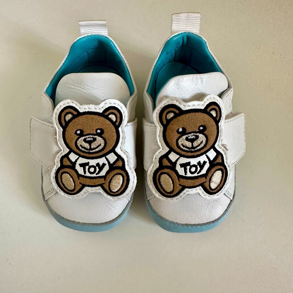 Moschino
Teddy Bear-motif leather sneakers